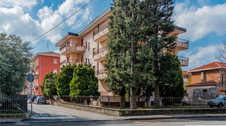 Ultimo piano tre locali con Box e cantina