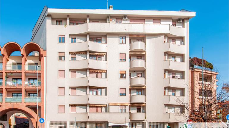 Due locali in centro con box