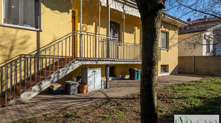Grande villa su un unico piano con cortile privato