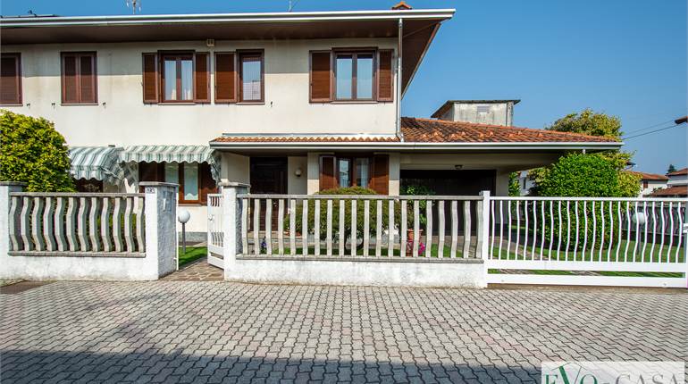 Porzione di villa con taverna e giardino