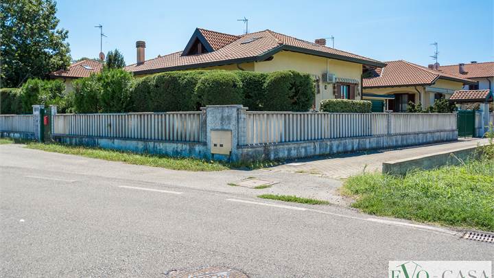 Villa singola con taverna e mansarda