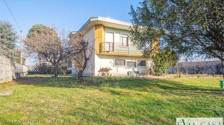 Villa singola con terreno edificabile