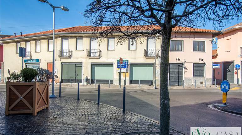 Negozio a 3 vetrine con ottima visibilità