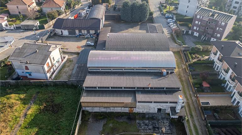 Capannone con cortile e uffici e villa