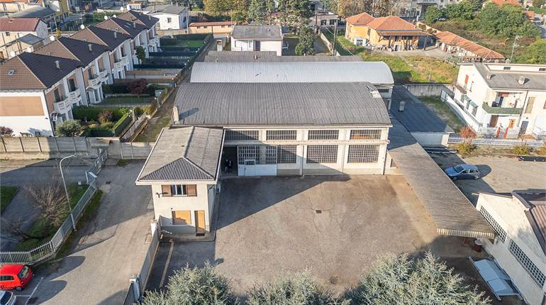 Capannone con cortile e uffici