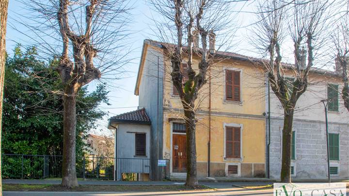 Porzione di casa con grande giardino