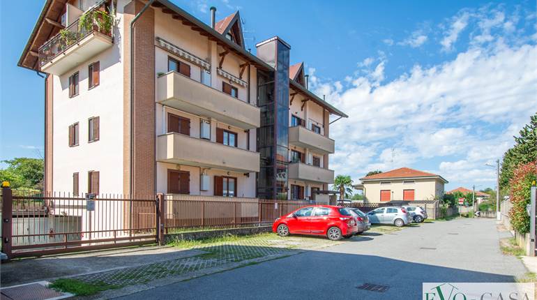 Appartamento con mansarda abitabile e due box