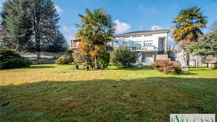 Casa indipendente con ampio giardino privato