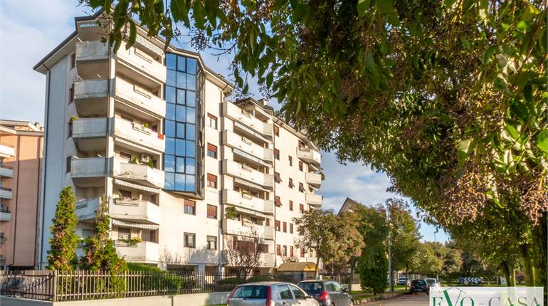 Comodo tre locali con cantina e grande box