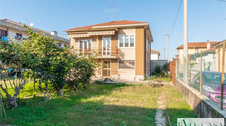 Casa indipendente con giardino di 400 mq