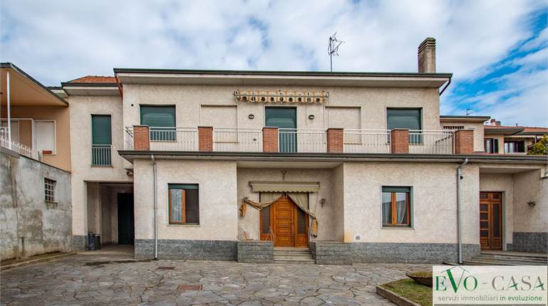 Ampia casa indipendente con due appartamenti