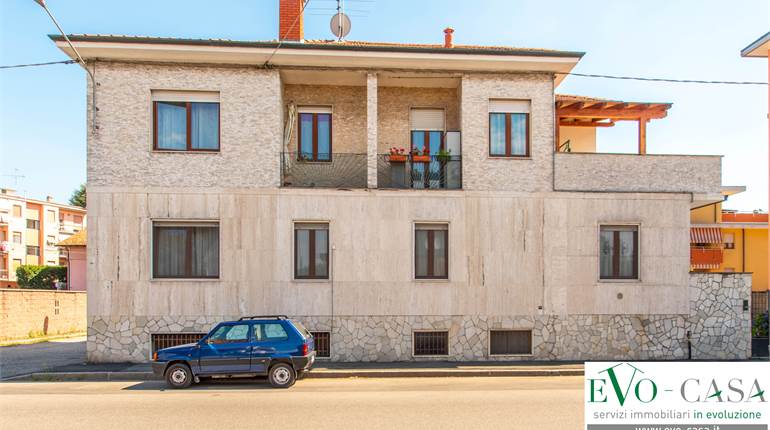 Appartamento in bifamiliare con due boxes