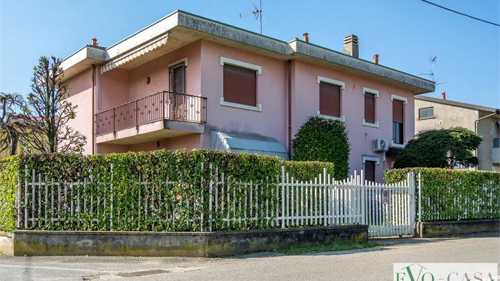Villa for sale in Samarate