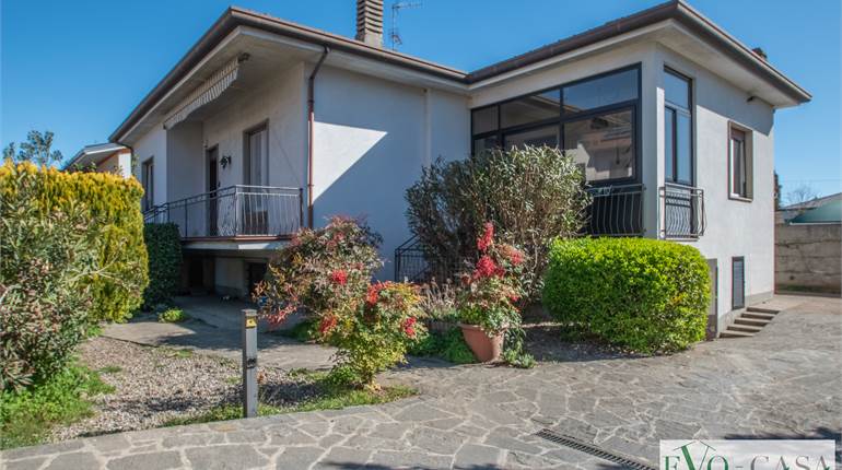 Casa indipendente con giardino