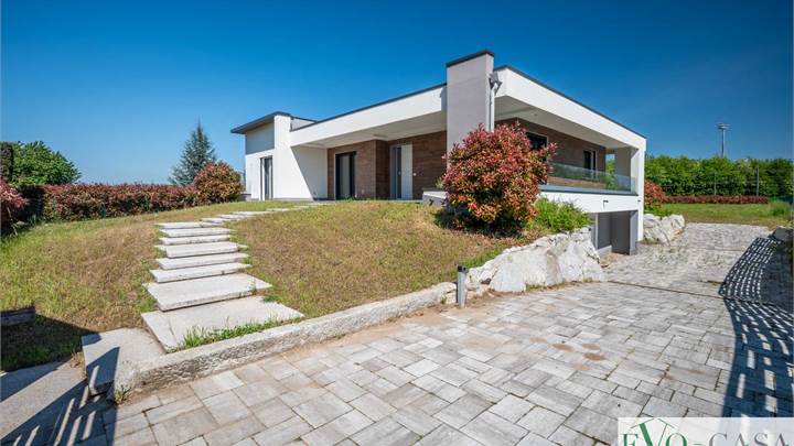 Nuova villa singola su 2.500 mq di giardino