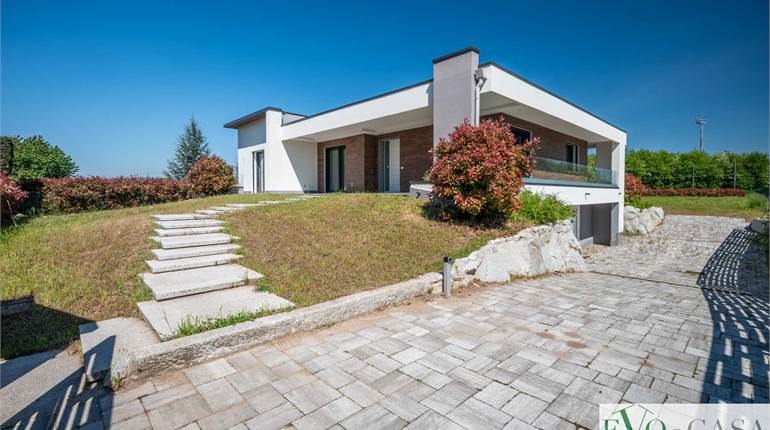 Nuova villa singola su 2.500 mq di giardino