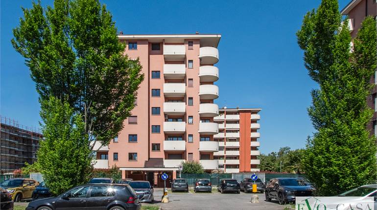 Tre locali con doppi servizi, box e cantina