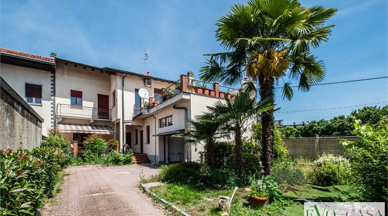 Casa semindipendente con giardino