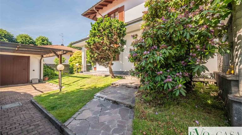 Villa con taverna e giardino